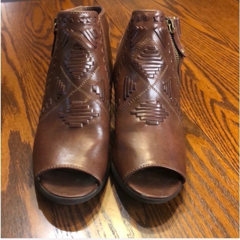 Baretraps Ivalyn Auburn Open Toe Sandals - Picture 3 of 13